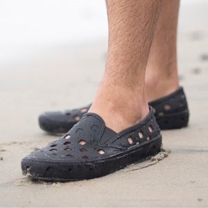 NWT ADULT SLIP-ON TRK SHOE  SIZE 10